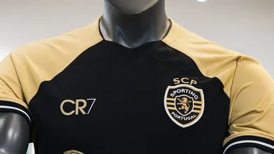 O Sporting homenageia a eclos&atilde;o de CR7 e os 20 anos do Alvalade na nova camisa