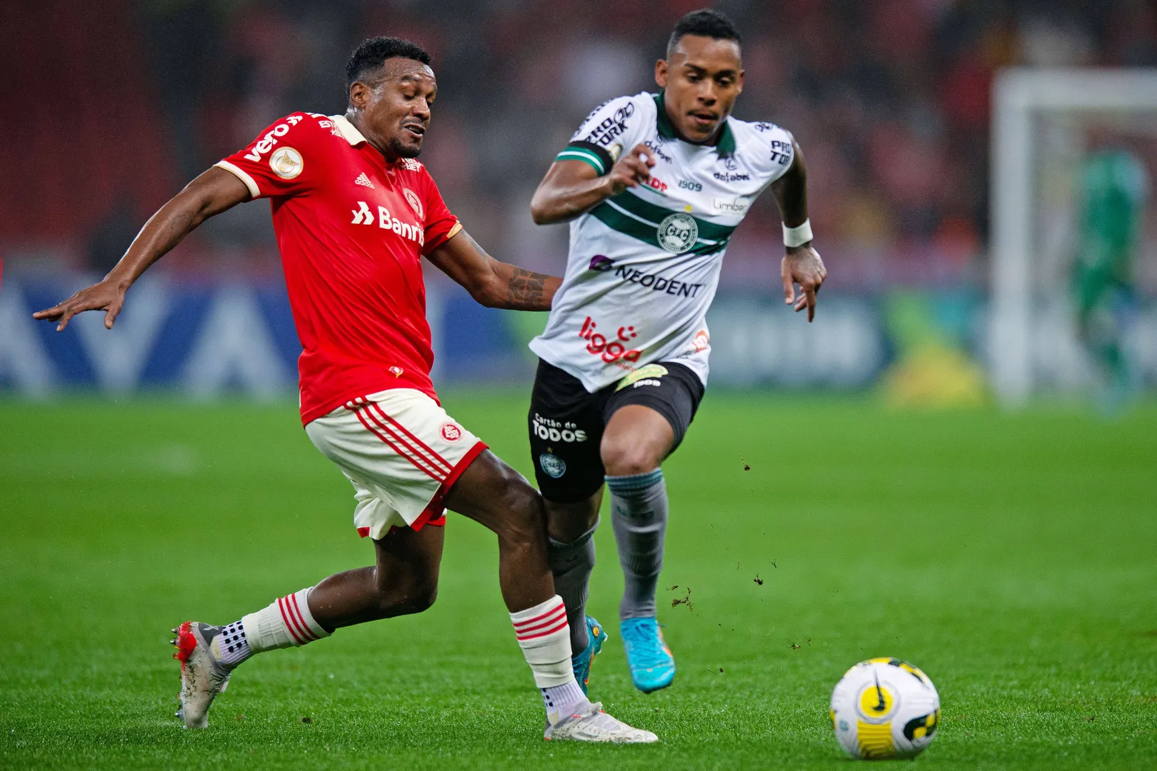 Edenilson e Igor Paix&atilde;o durante Internacional x Coritiba