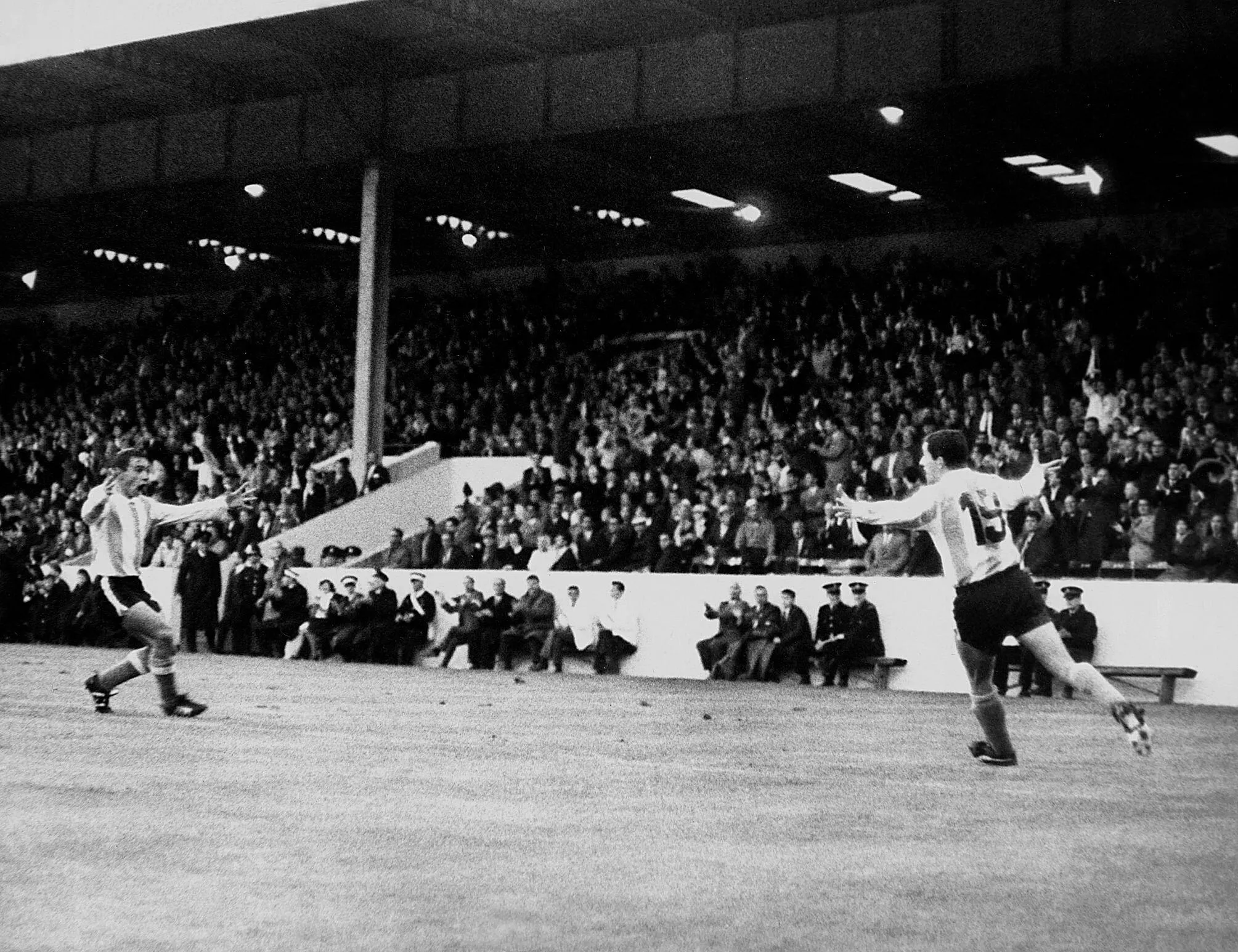 Artime celebra gol da Argentina em jogo contra Espanha na Copa do Mundo de 1966
