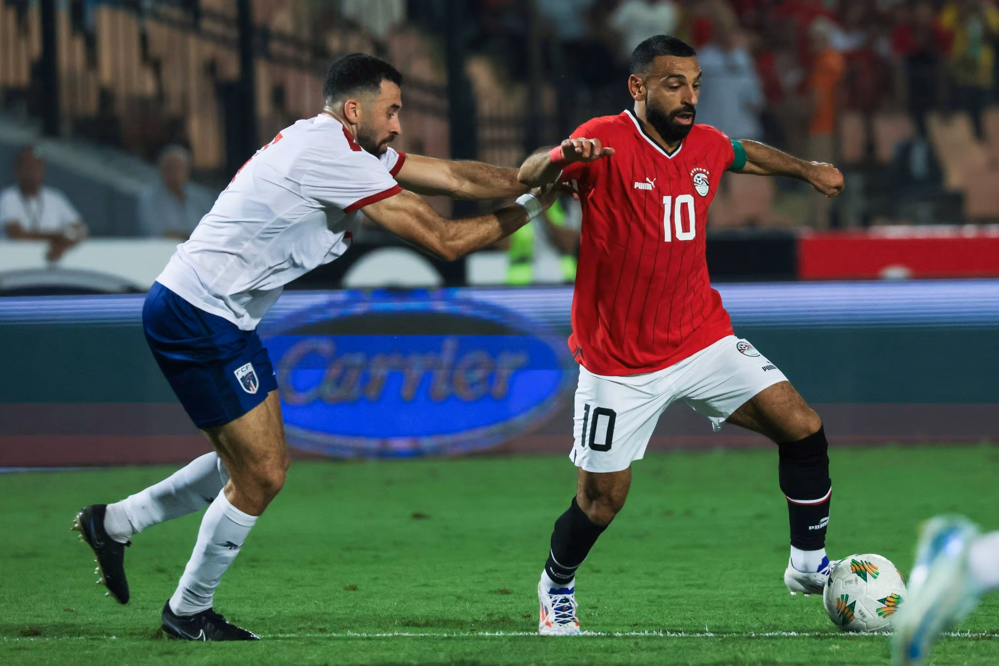 Roberto Lopes e Mohamed Salah durante Copa Africana de Na&ccedil;&otilde;es (Foto: IMAGO / Sebastian Frej)
