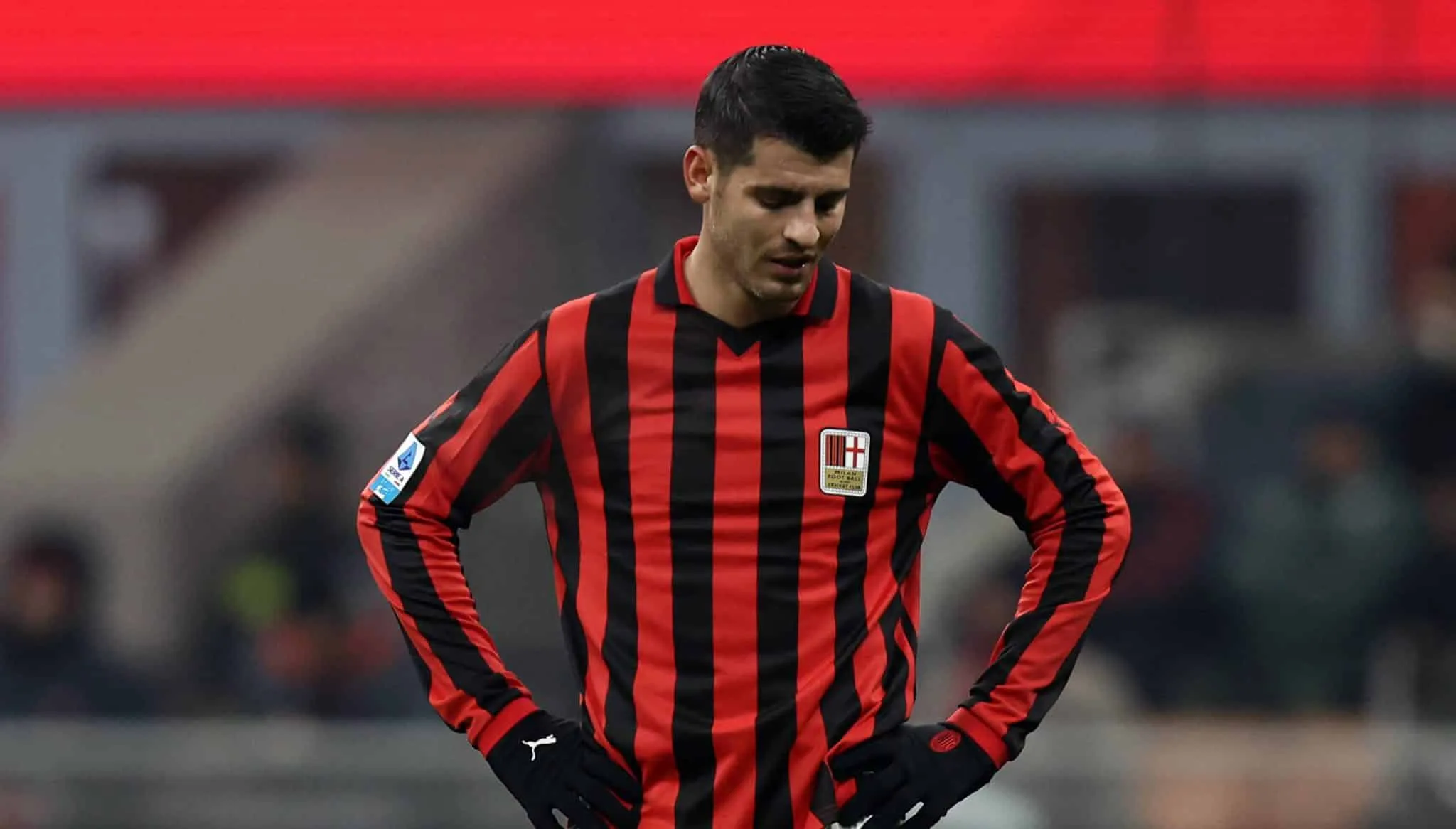 Milan vive &lsquo;pior anivers&aacute;rio da hist&oacute;ria&rsquo; com protestos, Ibra vaiado e Maldini esquecido