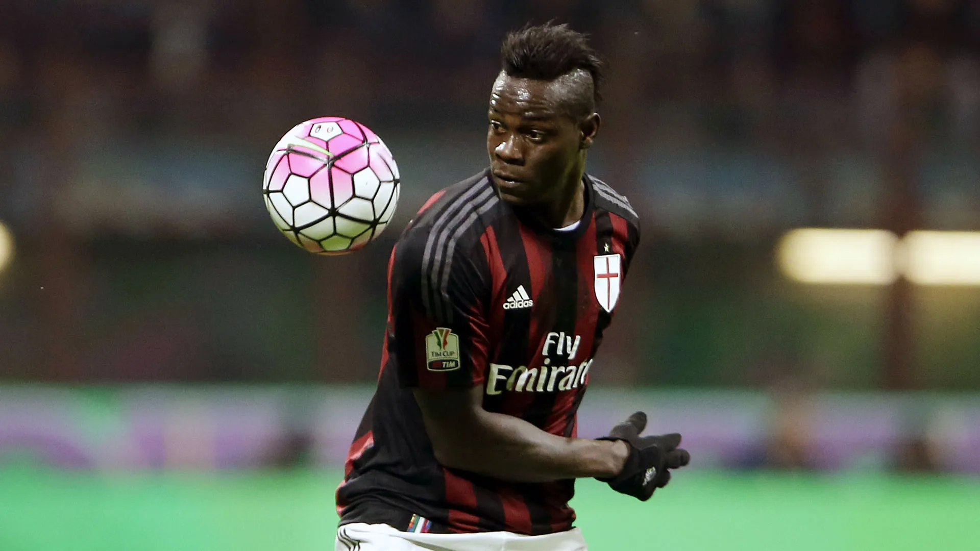 Quem &eacute; que fica com Balotelli? Torcedores do Ajax pedem que ele v&aacute; para o clube