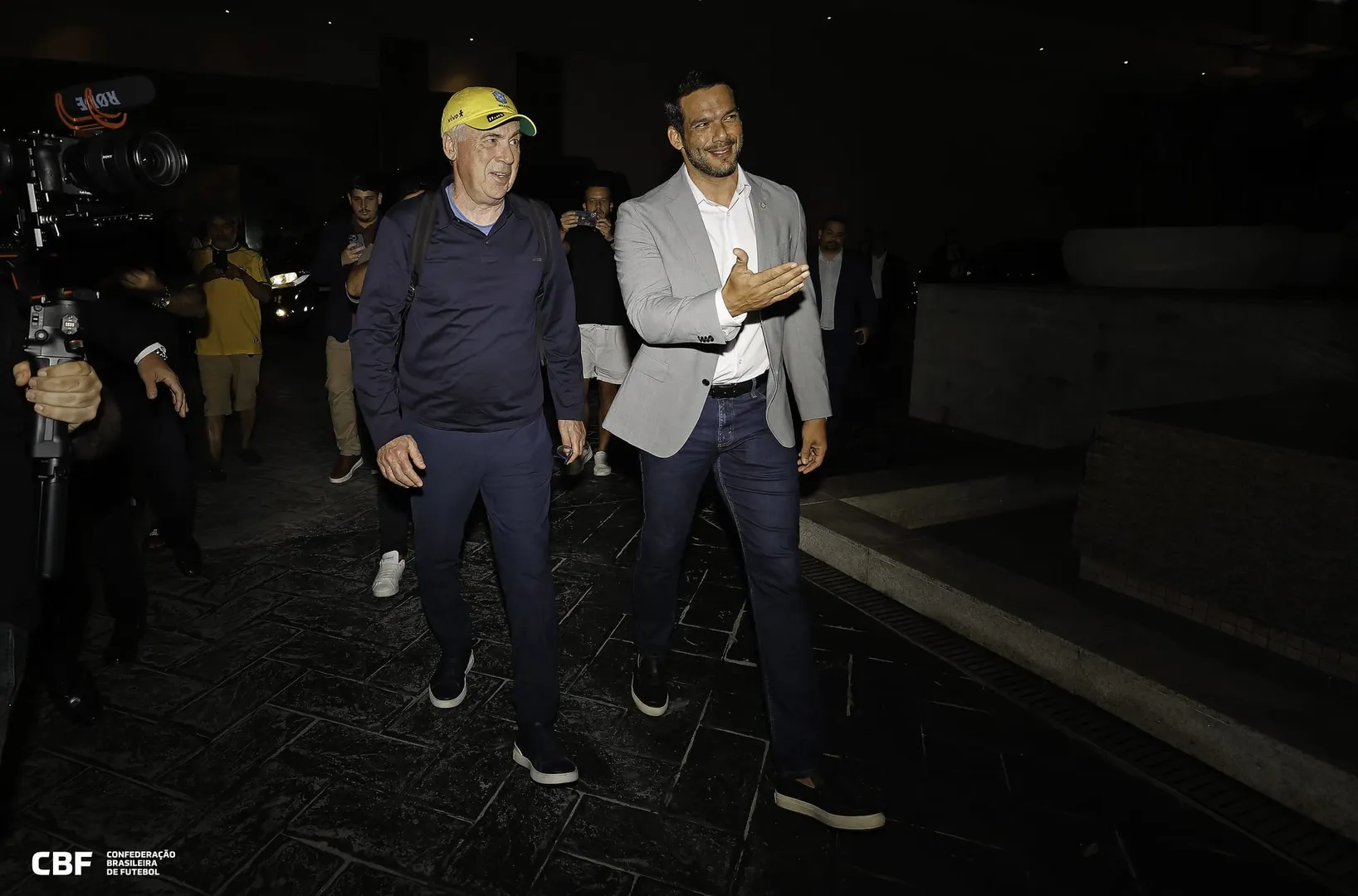Ancelotti chegou em hotel na noite de domingo (Foto: Rafael Ribeiro/CBF)