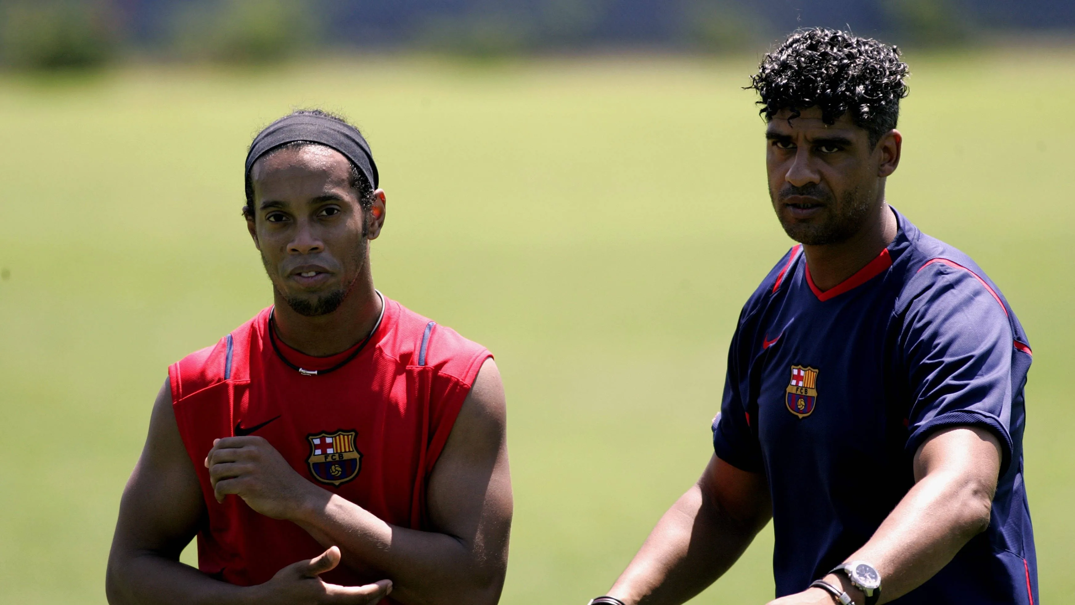 Ronaldinho Gaúcho e Rijkaard em treino do Barcelona em 2006