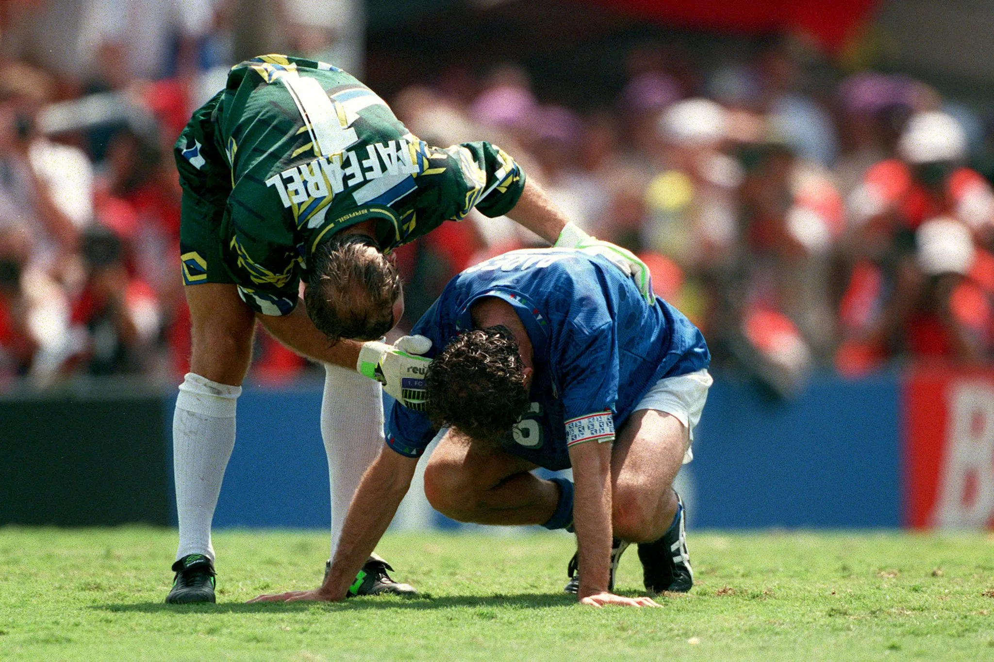 Taffarel consola Baresi na final da Copa do Mundo de 1994