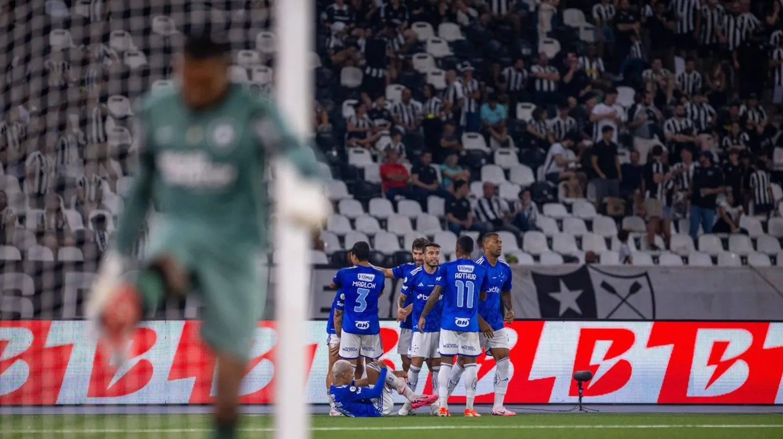 Cruzeiro imp&otilde;e maior derrota do Botafogo como mandante na &lsquo;era SAF&rsquo;