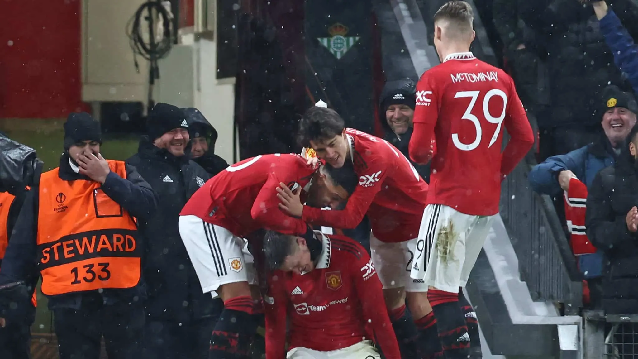 United deu boa resposta ap&oacute;s o vexame e goleou o Betis para ficar muito pr&oacute;ximo das quartas