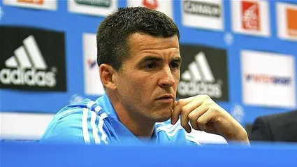 Barton com ar consternado em coletiva no Marseille: calma, cara, seus problemas acabaram!