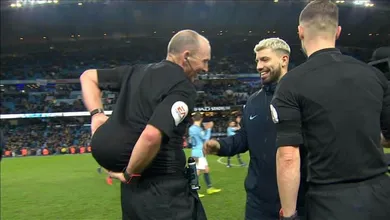 A melhor cena no recorde de hat-tricks de Ag&uuml;ero foi o bom humor do &aacute;rbitro Mike Dean