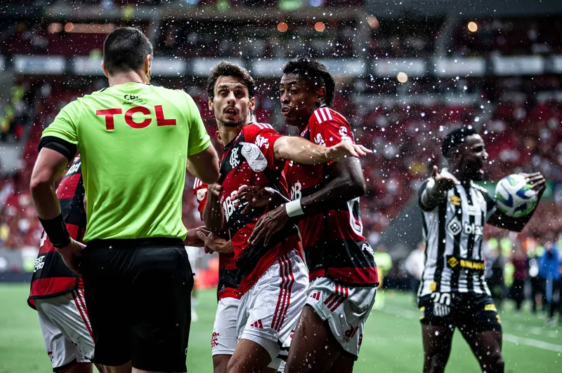 Em 2023, Bruno Henrique foi expulso em duelo do Flamengo contra o Santos ap&oacute;s reclama&ccedil;&atilde;o contra a arbitragem