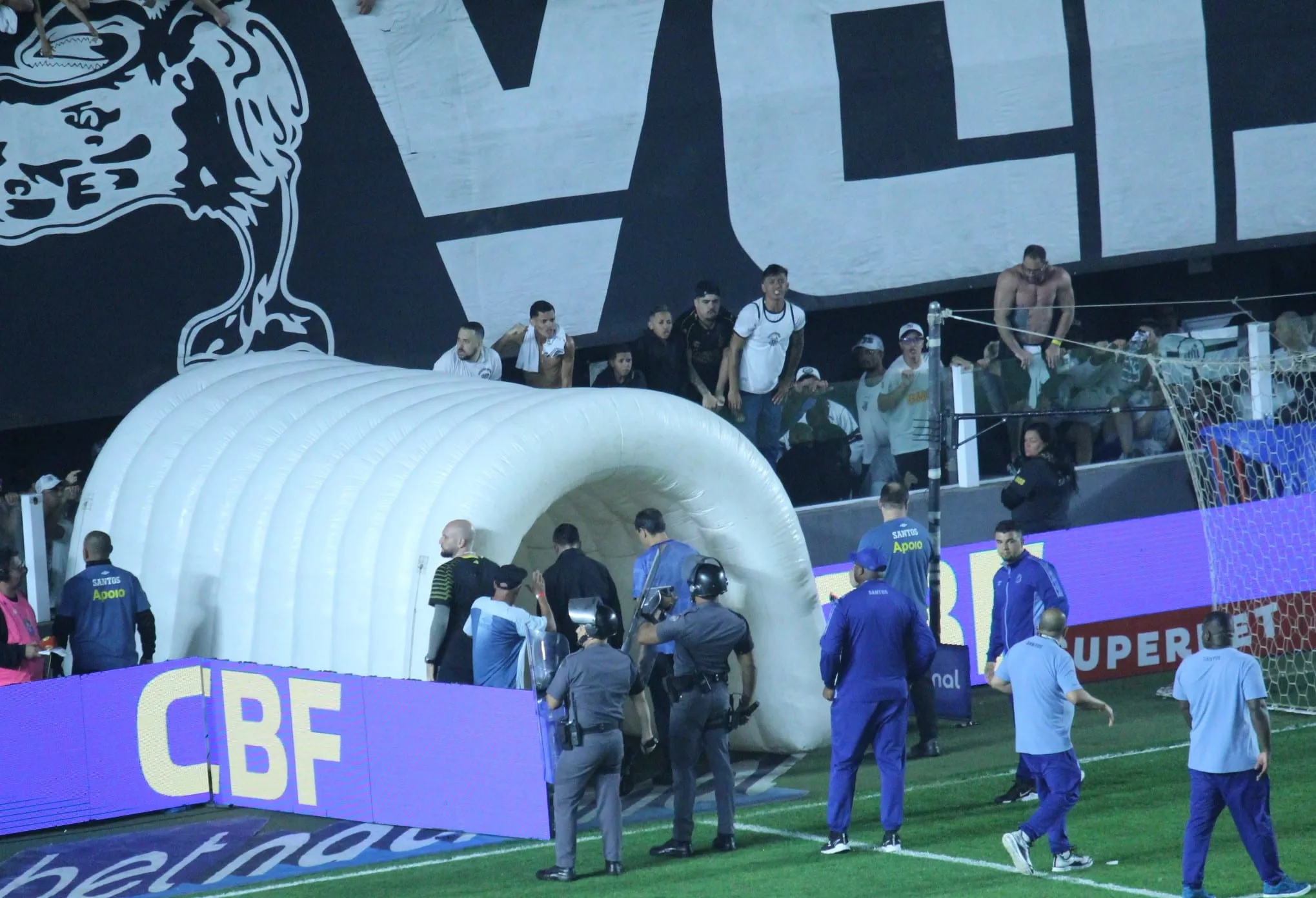 Carille deixa a o gramado da Vila