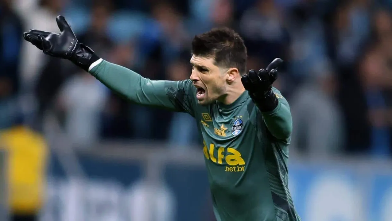 Gr&ecirc;mio &eacute; punido por lei do ex, mas vive d&eacute;j&agrave; vu com Volpi e arranca empate do Botafogo