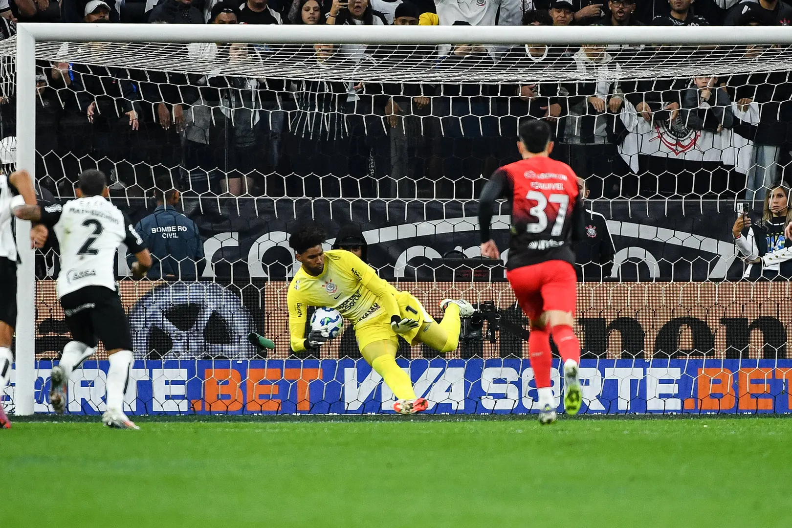 Hugo Souza Corinthians Athletico