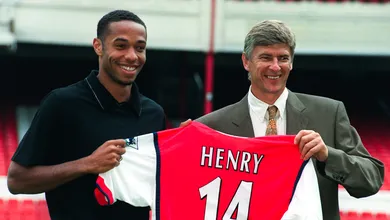 Maior contrata&ccedil;&atilde;o da hist&oacute;ria da Premier League? Henry chegava ao Arsenal h&aacute; 25 anos