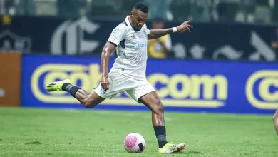 Titular e inspirado no filho, Edenilson encara primeiro Gre-Nal pelo Gr&ecirc;mio no Beira-Rio