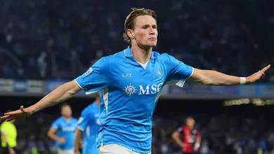 T&iacute;tulo do Napoli com assinatura de novo &iacute;dolo mostra como tudo est&aacute; errado no Manchester United