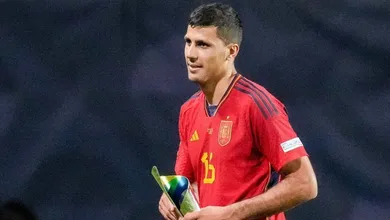 Melhor jogador da Espanha campe&atilde;, Rodri ganha um pr&ecirc;mio extra numa temporada que j&aacute; era fant&aacute;stica
