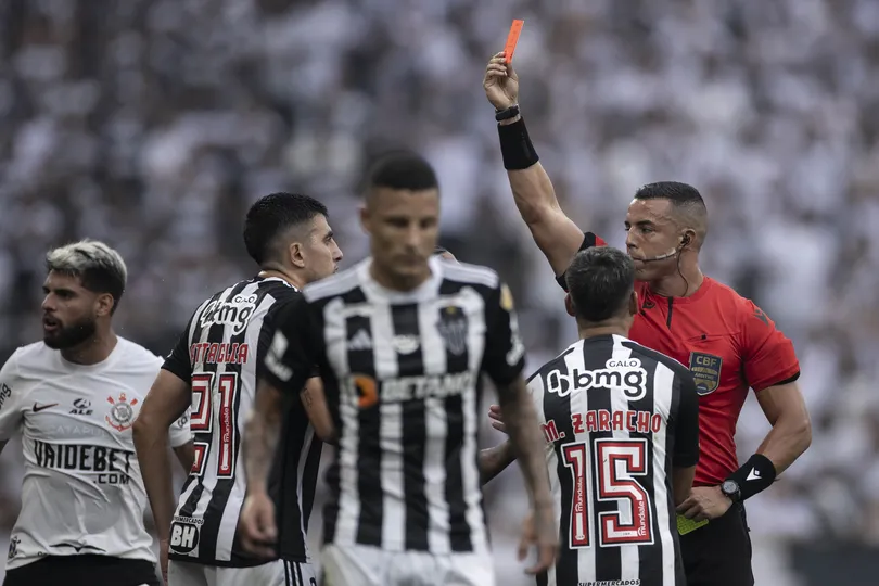 Battaglia, do Galo, sendo expulso contra o Corinthians