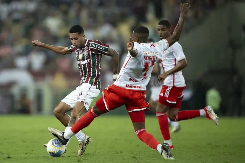 Alexsander foi titular no meio-campo do Fluminense na estreia de Mano Menezes - Foto: Icon sport