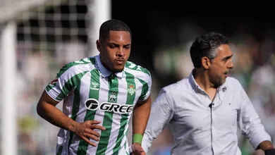Vitor Roque vive &lsquo;montanha-russa&rsquo; em jogo do Betis: sofre p&ecirc;nalti, mas &eacute; vaiado por gol perdido