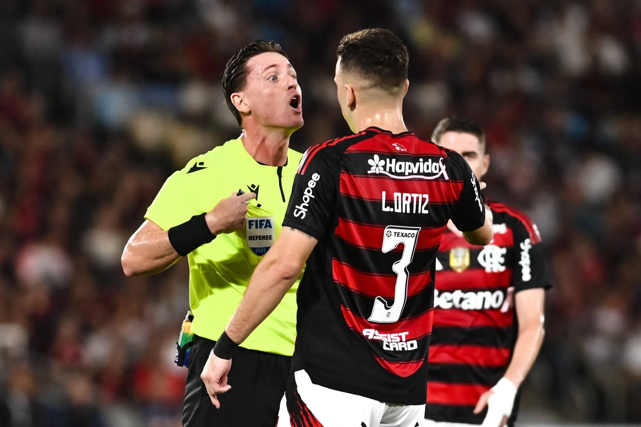 &Aacute;rbitro Ramon Abatti Abel discute com L&eacute;o Ortiz, zagueiro do Flamengo