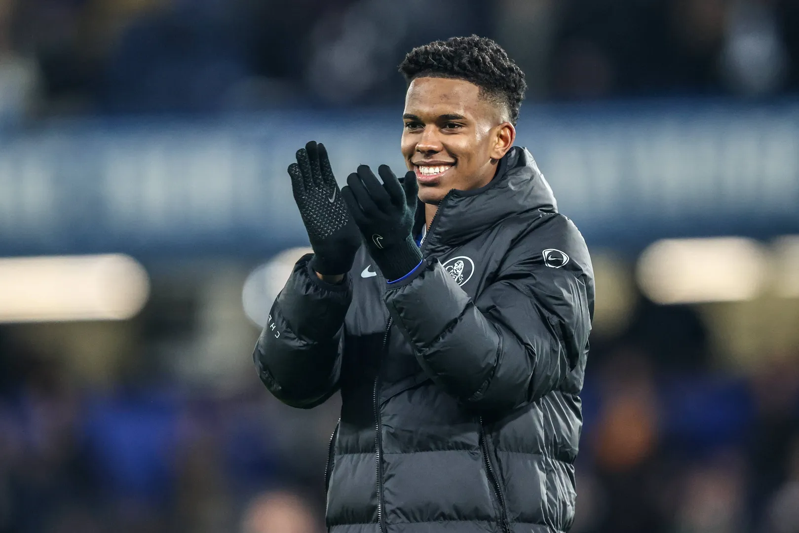 Est&ecirc;v&atilde;o aplaude torcedores do Chelsea