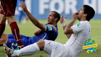 [Copa 2014, um ano] Uruguai vence It&aacute;lia na bola, na ra&ccedil;a e nas dentadas