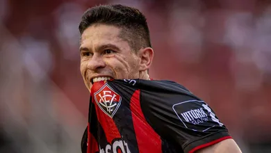 Cl&aacute;ssico ca&oacute;tico termina com virada hist&oacute;rica do Vit&oacute;ria sobre o Bahia no Barrad&atilde;o