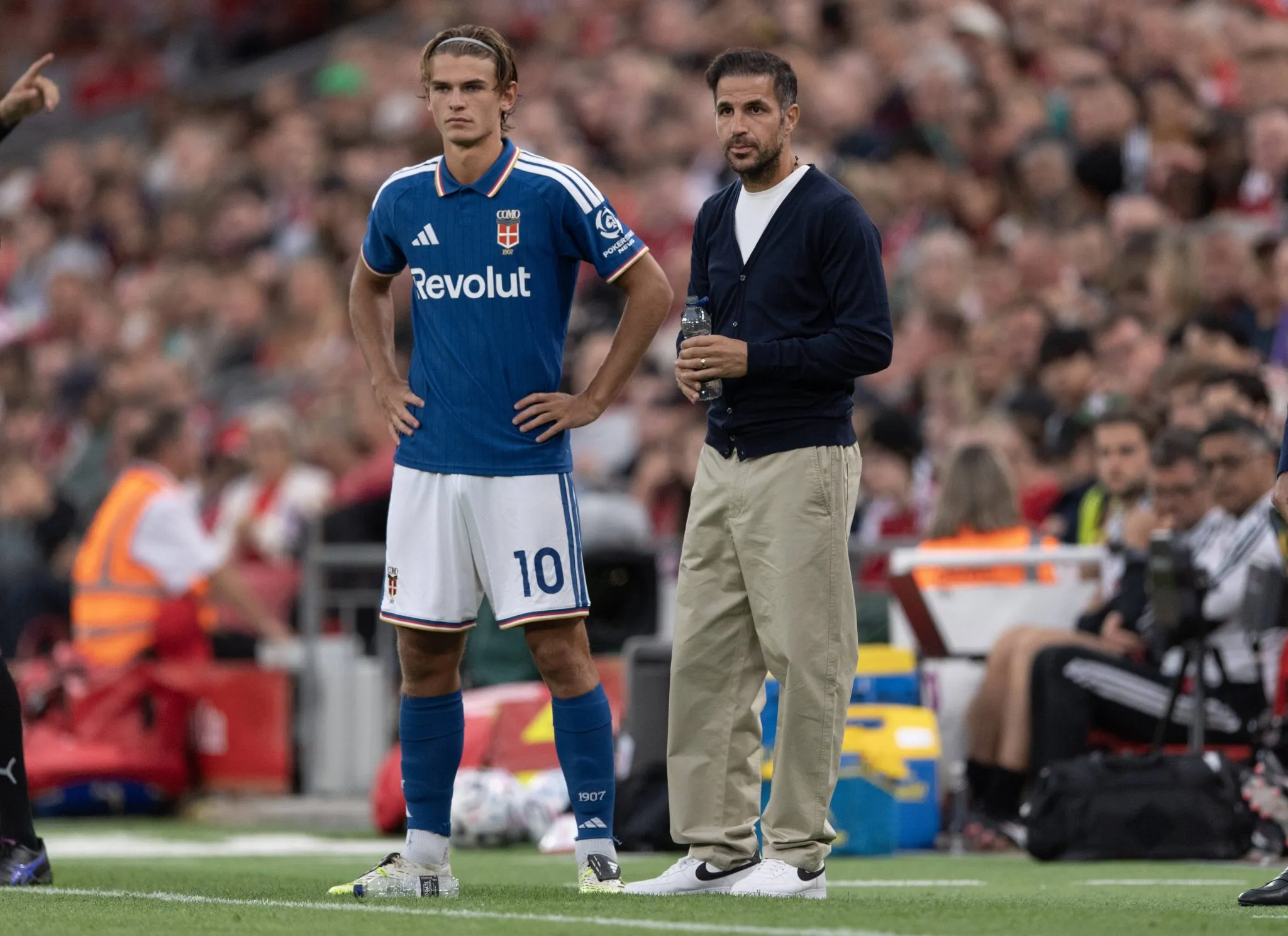 Nico Paz e Cesc F&agrave;bregas em jogo do Como