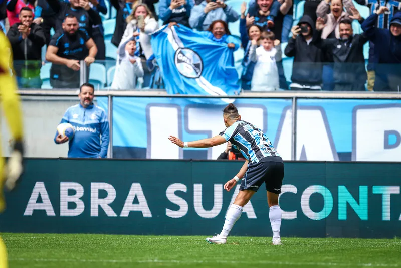 Com sua dan&ccedil;a caracter&iacute;stica, Braithwaite comemora gol em frente &agrave; torcida do Gr&ecirc;mio