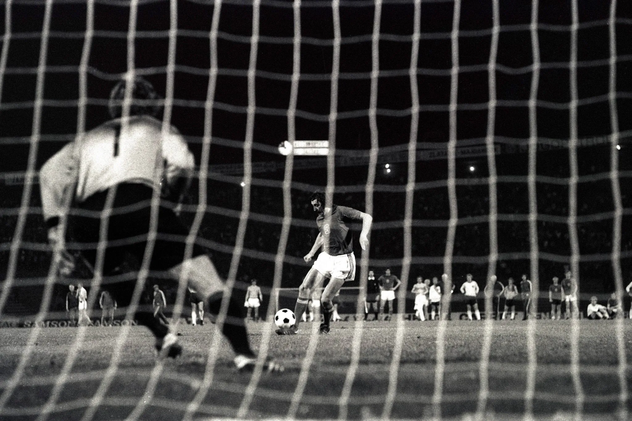 Antonin cobra p&ecirc;nalti Panenka contra Sepp Maier, durante final da Eurocopa 1976 entre Tchecoslov&aacute;quia x Alemanha Ocidental (Foto: Imago/Sven Simon)
