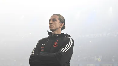Nem expuls&atilde;o pol&ecirc;mica tirou vaga na final de um Flamengo que soube domar o &lsquo;inferno azul&rsquo;