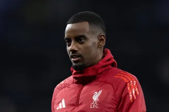 &lsquo;Esperamos um jogador diferente no final da temporada&rsquo;: Slot manda recado a Isak no Liverpool