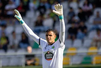 Quem &eacute; o goleiro brasileiro que pegou tudo contra Benfica e foi eleito o melhor da partida?