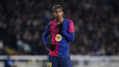 Vitor Roque at&eacute; tenta, mas Yamal &lsquo;melhor do mundo&rsquo; comanda goleada do Barcelona sobre o B&eacute;tis