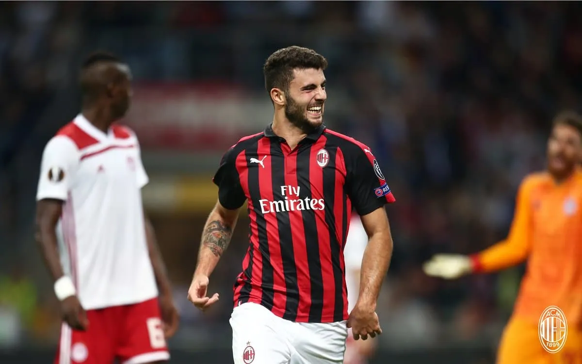 Os centroavantes livraram o Milan do pior e garantiram a virada contra o Olympiacos