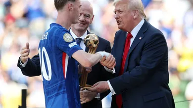 Ap&oacute;s &lsquo;roubar cena&rsquo; na comemora&ccedil;&atilde;o do Chelsea, Trump fica com trof&eacute;u original do Mundial