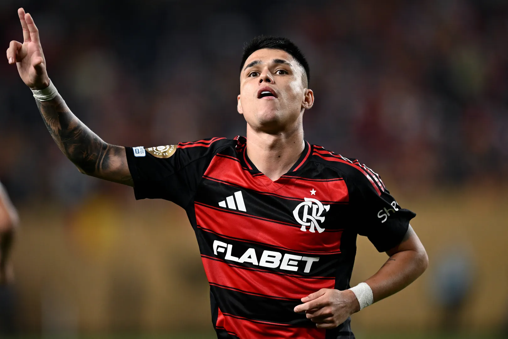 Luiz Ara&uacute;jo celebra gol pelo Flamengo