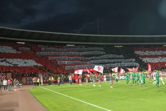 Torcida do Estrela Vermelha criou mosaico para protestar contra admiss&atilde;o de Kosovo na Uefa