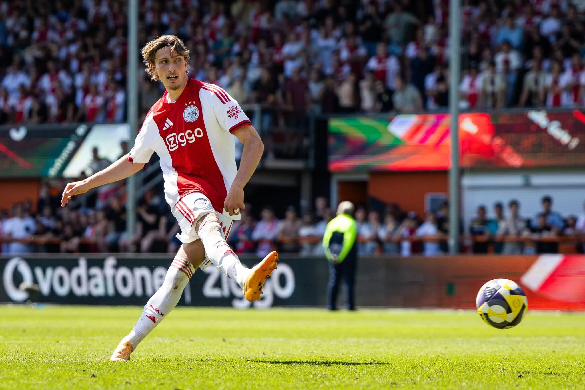 Mika Godts em atua&ccedil;&atilde;o pelo Ajax (Foto: IMAGO / ANP)