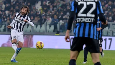 Ap&oacute;s uma semana dif&iacute;cil, Pirlo calou os cr&iacute;ticos com a velha maestria e um gola&ccedil;o