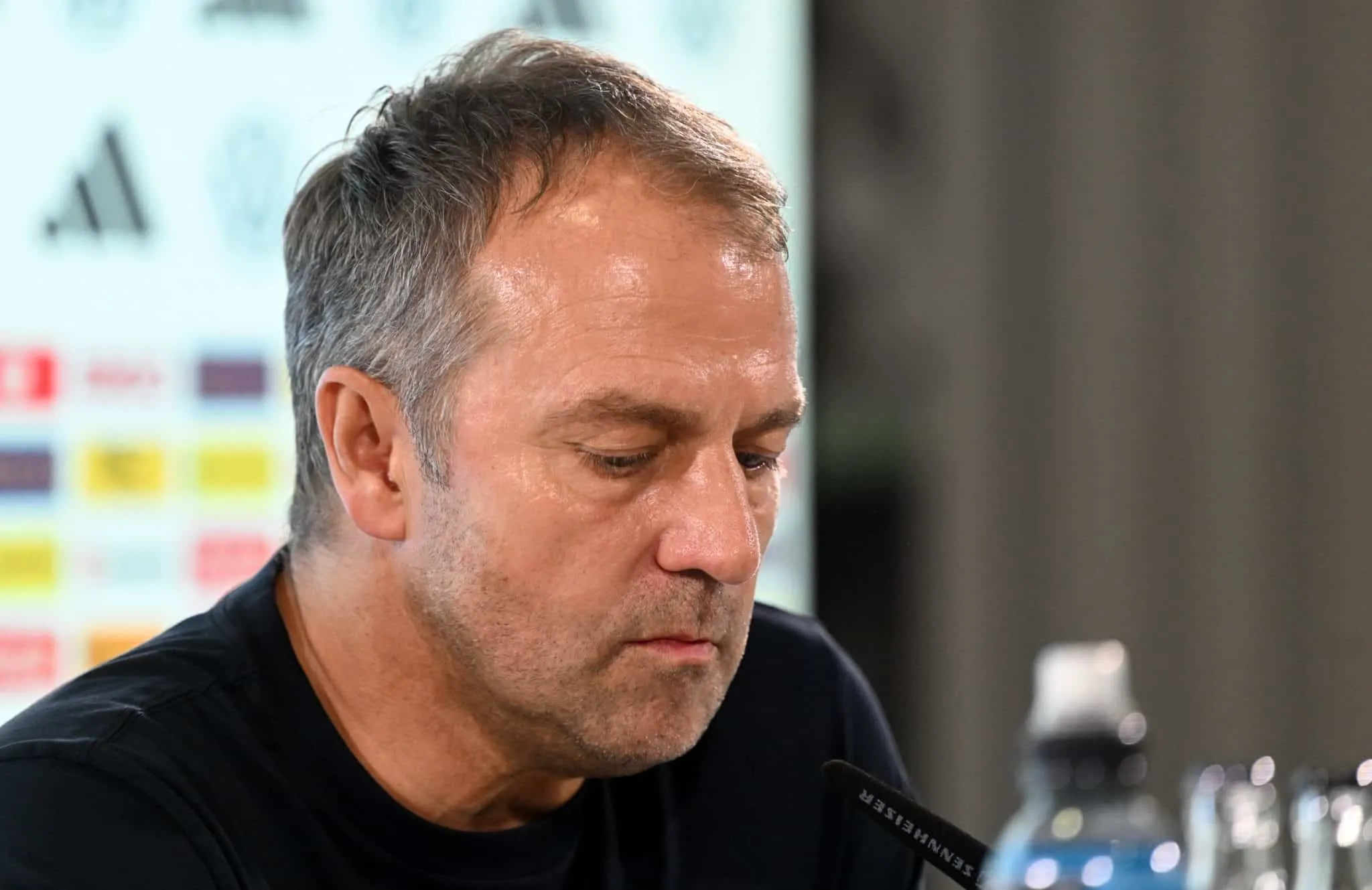Deco revela condi&ccedil;&otilde;es para contratar novo t&eacute;cnico do Barcelona e praticamente descarta Hansi Flick