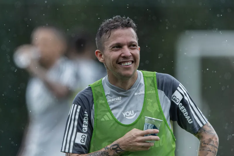 Bernard volta a atuar pelo Atl&eacute;tico p&oacute;s-les&atilde;o 
