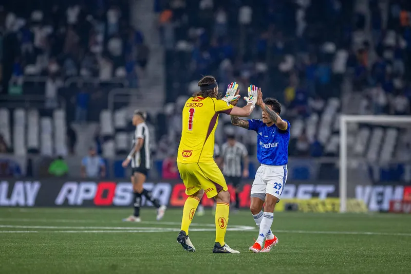 C&aacute;ssio e Lucas Romero comemoram gol do Cruzeiro contra o Botafogo