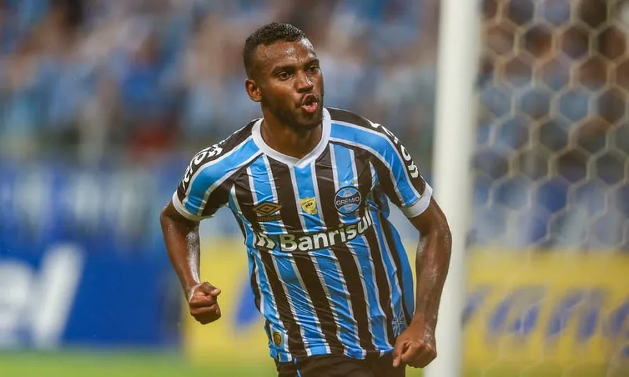 Leonardo Gomes comemora gol pelo Gr&ecirc;mio em cl&aacute;ssico Gre-Nal em 2019