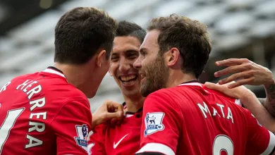 Sob o brilho de suas estrelas, o United tamb&eacute;m come&ccedil;a a se acertar como time