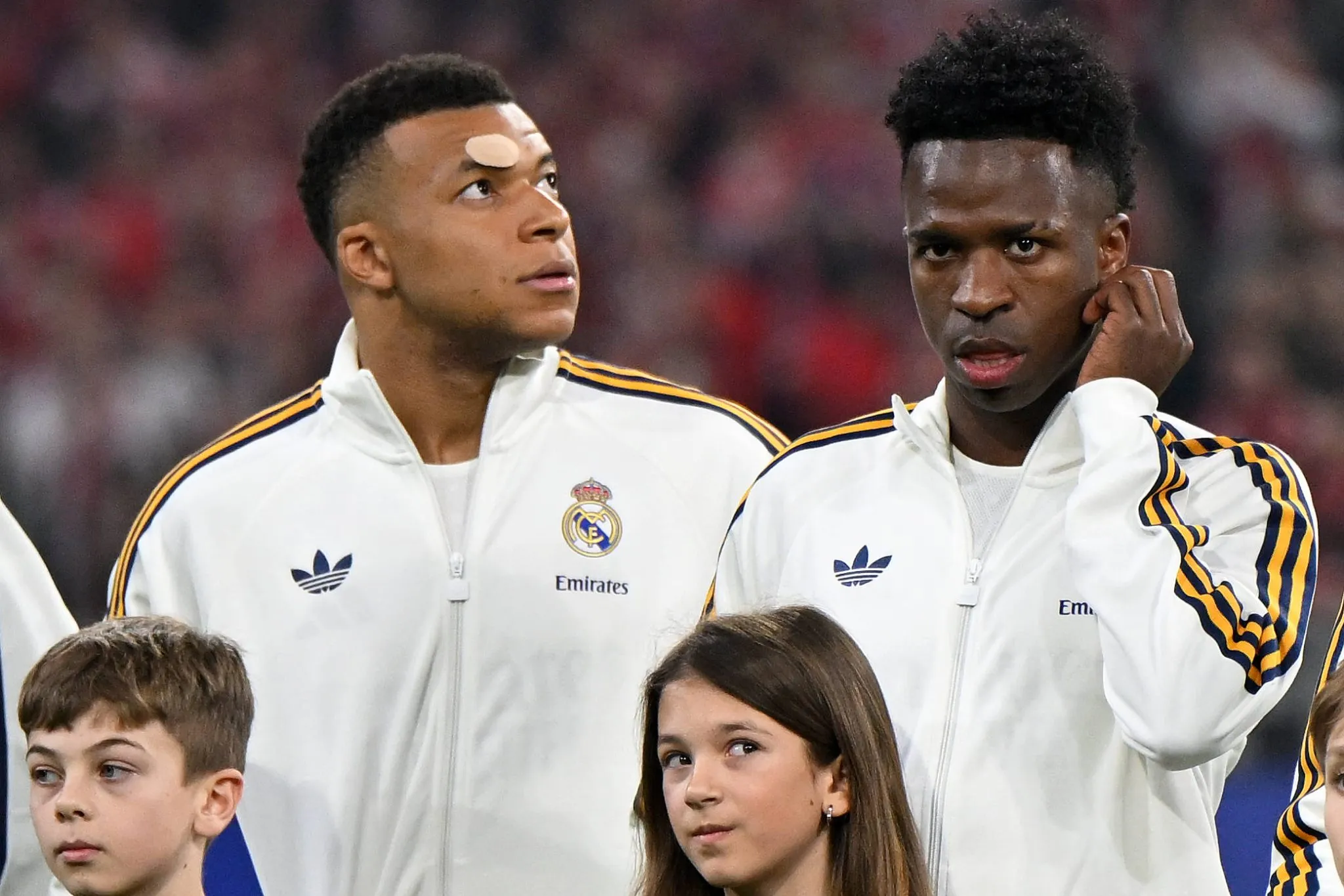 Mbapp&eacute; e Vini J&uacute;nior antes de jogo do Real Madrid na Champions League
