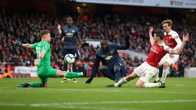 Leno fechou o gol e os detalhes deram uma vit&oacute;ria gigante ao Arsenal, pondo fim &agrave; invencibilidade do United