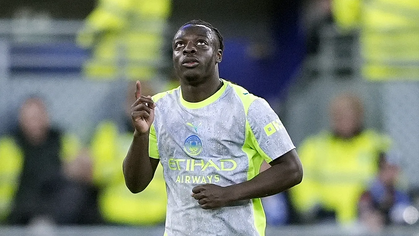 Jeremy Doku comemora ap&oacute;s marcar para o Manchester City (Foto: PA Images / Icon Sport)