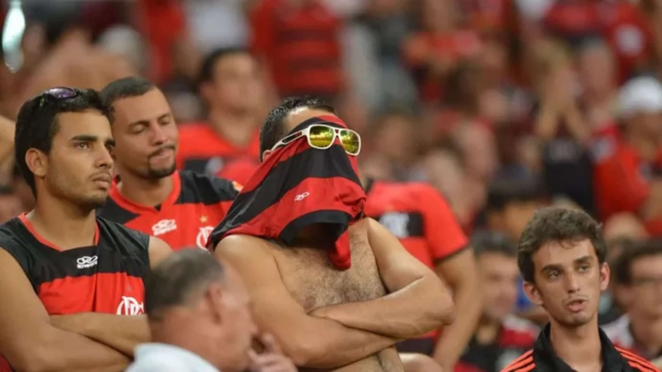 Na troca de socos entre Gerson e Varela, quem apanha &eacute; a torcida do Flamengo